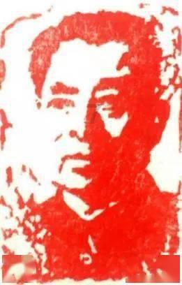 张天爱现身机场全程捂胸口，当她意外松手的那刻，为何被建议买保险？